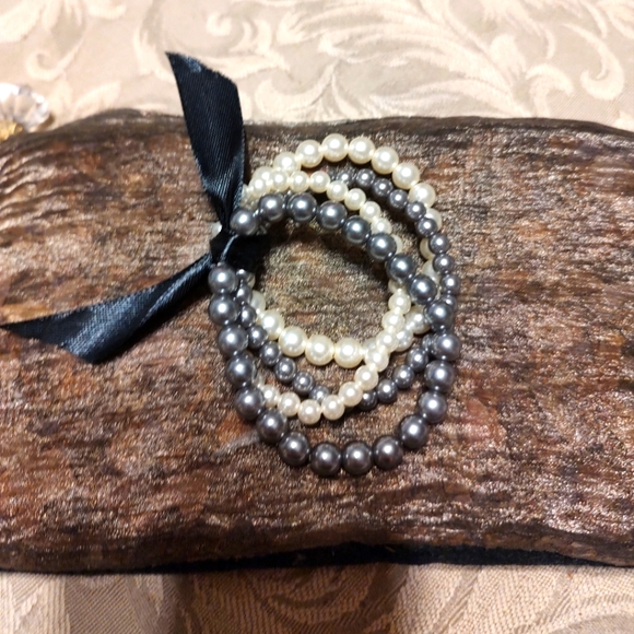 Hand Crafted Jewelry - 🐈⬛🖤🐈⬛ Lovely Hand Crafted Cream & Sultry Smoke Grey Faux Pearl Bracelet Set